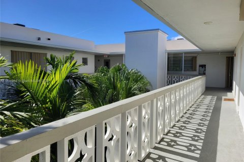 Condo in Bay Harbor Islands, Florida, 1 bedroom  № 1811166 - photo 8
