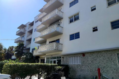 Condo in Bay Harbor Islands, Florida, 1 bedroom  № 1811166 - photo 1