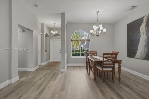 House in Pembroke Pines, Florida 3 bedrooms, 210.61 sq.m. № 2033472 - photo 4