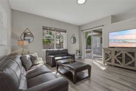 House in Pembroke Pines, Florida 3 bedrooms, 210.61 sq.m. № 2033472 - photo 12