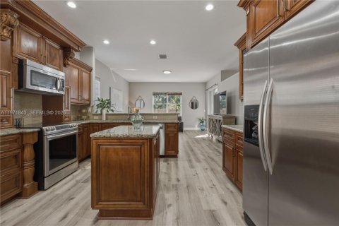 House in Pembroke Pines, Florida 3 bedrooms, 210.61 sq.m. № 2033472 - photo 18