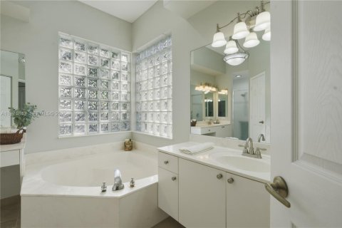 House in Pembroke Pines, Florida 3 bedrooms, 210.61 sq.m. № 2033472 - photo 10