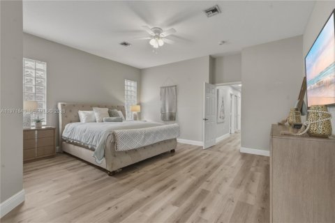 House in Pembroke Pines, Florida 3 bedrooms, 210.61 sq.m. № 2033472 - photo 8