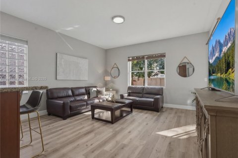 House in Pembroke Pines, Florida 3 bedrooms, 210.61 sq.m. № 2033472 - photo 11