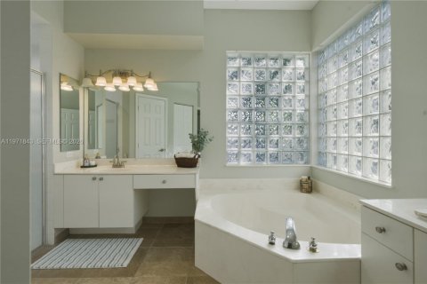 House in Pembroke Pines, Florida 3 bedrooms, 210.61 sq.m. № 2033472 - photo 9