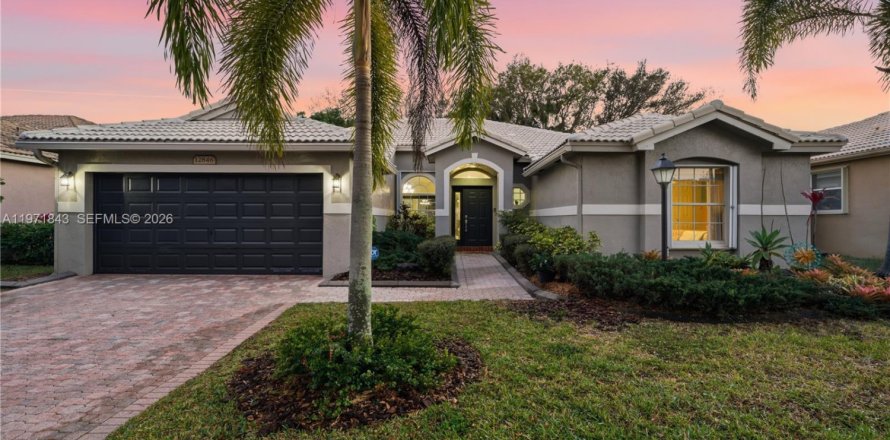 House in Pembroke Pines, Florida 3 bedrooms, 210.61 sq.m. № 2033472