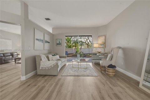 House in Pembroke Pines, Florida 3 bedrooms, 210.61 sq.m. № 2033472 - photo 2