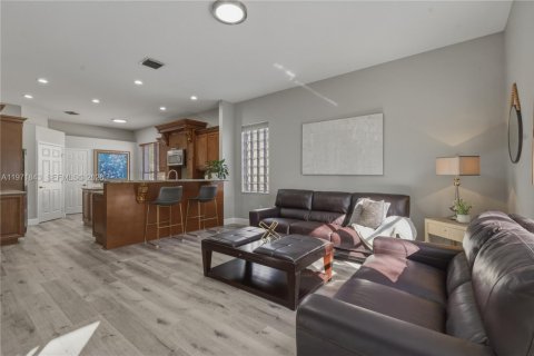 House in Pembroke Pines, Florida 3 bedrooms, 210.61 sq.m. № 2033472 - photo 13