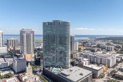 Condominio en Saint Petersburg, Florida, 2 dormitorios  № 2416892