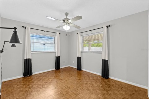 House in Orlando, Florida 4 bedrooms, 268.67 sq.m. № 2347239 - photo 21