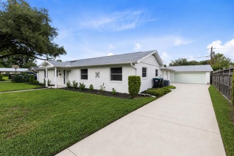 House in Orlando, Florida 4 bedrooms, 268.67 sq.m. № 2347239 - photo 2