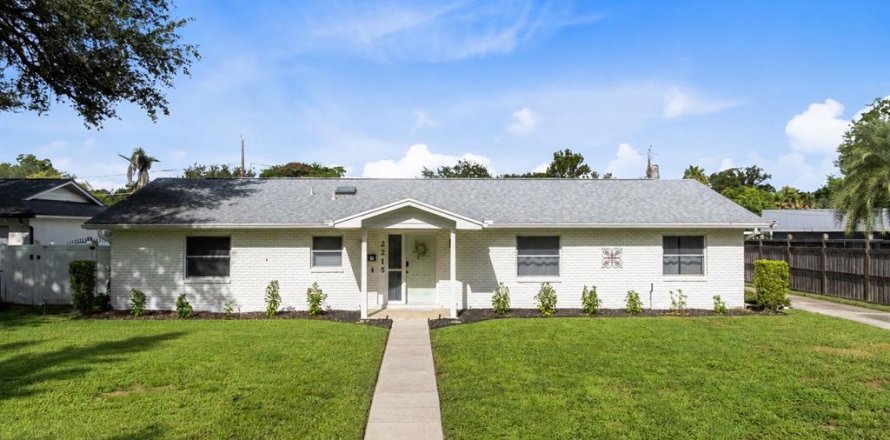 House in Orlando, Florida 4 bedrooms, 268.67 sq.m. № 2347239