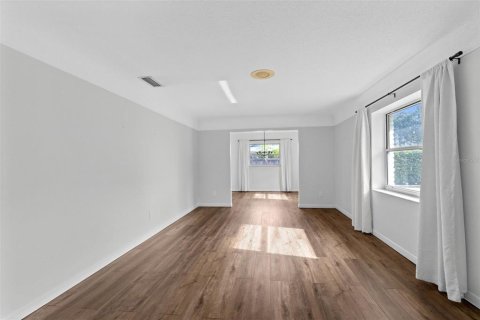 House in Orlando, Florida 4 bedrooms, 268.67 sq.m. № 2347239 - photo 4