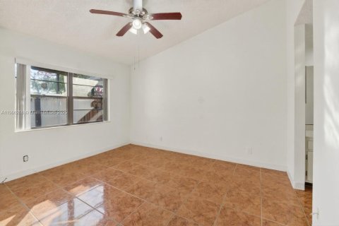 Villa ou maison à vendre à Hialeah, Floride: 2 chambres, 86.58 m2 № 1964003 - photo 12