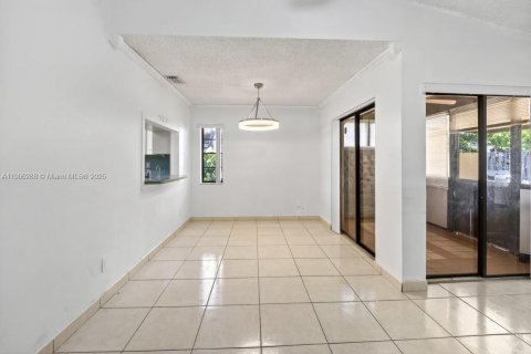 Villa ou maison à vendre à Hialeah, Floride: 2 chambres, 86.58 m2 № 1964003 - photo 7