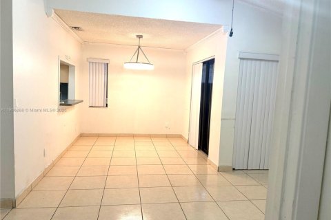 Villa ou maison à vendre à Hialeah, Floride: 2 chambres, 86.58 m2 № 1964003 - photo 2