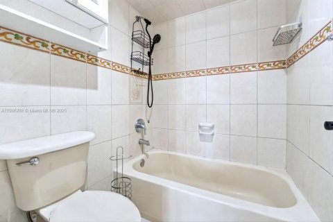 Villa ou maison à vendre à Hialeah, Floride: 2 chambres, 86.58 m2 № 1964003 - photo 15