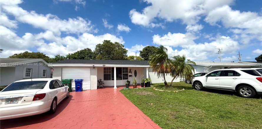 House in Miramar, Florida 3 bedrooms, 101.54 sq.m. № 1868780