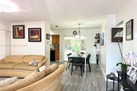 House in Miramar, Florida 3 bedrooms, 101.54 sq.m. № 1868780 - photo 2