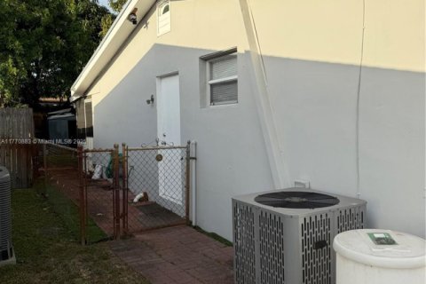 House in Miramar, Florida 3 bedrooms, 101.54 sq.m. № 1868780 - photo 22