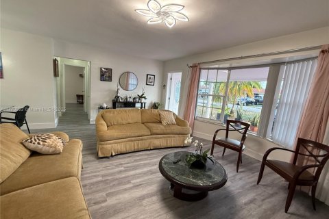 House in Miramar, Florida 3 bedrooms, 101.54 sq.m. № 1868780 - photo 4