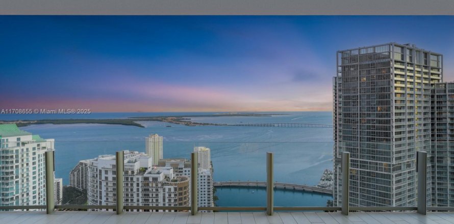 Кондоминиум с 3 спальнями в Майами, Флорида № 1937201