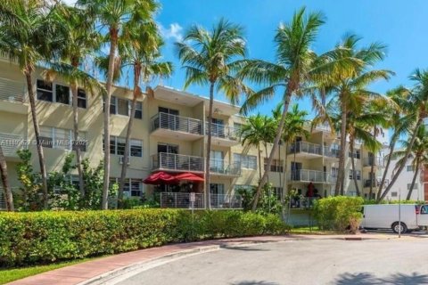 Condo in Miami Beach, Florida  № 1952337 - photo 1