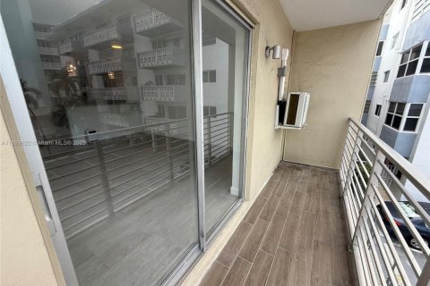 Condo in Miami Beach, Florida  № 1952337 - photo 21