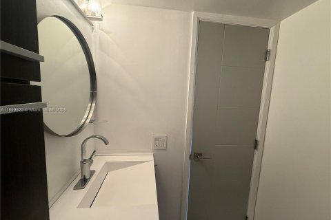 Condo in Miami Beach, Florida  № 1952337 - photo 7