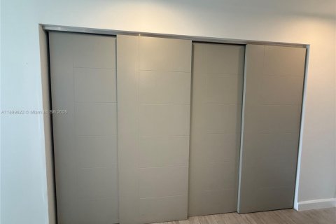 Condo in Miami Beach, Florida  № 1952337 - photo 12