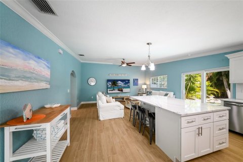 House in Holmes Beach, Florida 3 bedrooms, 117.24 sq.m. № 2114518 - photo 11