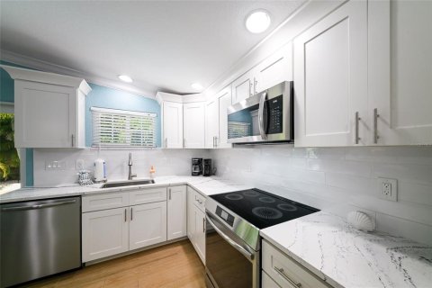 House in Holmes Beach, Florida 3 bedrooms, 117.24 sq.m. № 2114518 - photo 9