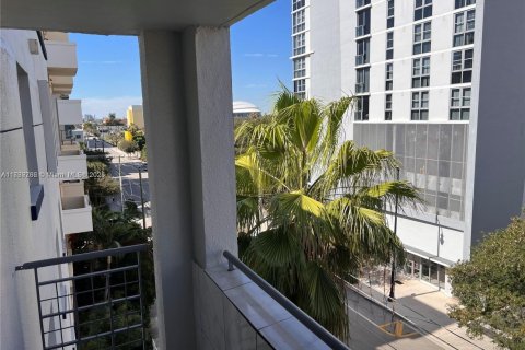 Condominio en venta en Miami, Florida, 1 dormitorio, 56.21 m2 № 2034144 - foto 2