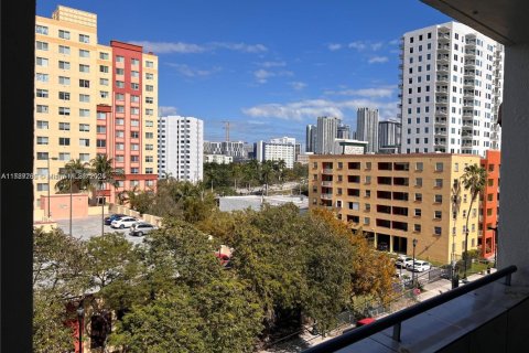 Condominio en Miami, Florida, 1 dormitorio  № 2034144