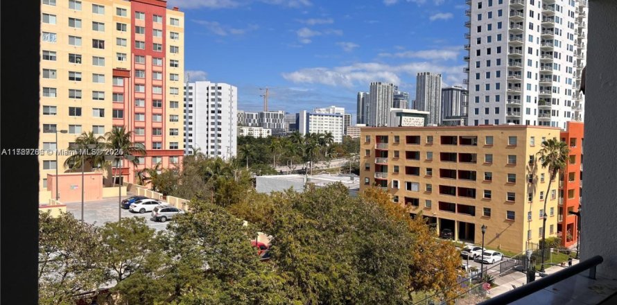 Condominio en Miami, Florida, 1 dormitorio  № 2034144