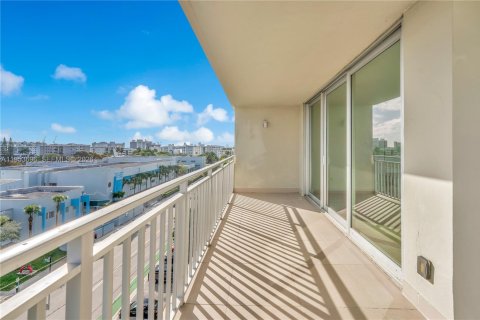 Copropriété à louer à Bay Harbor Islands, Floride: 1 chambre, 92.9 m2 № 2008255 - photo 3