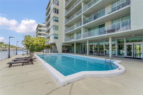 Copropriété à louer à Bay Harbor Islands, Floride: 1 chambre, 92.9 m2 № 2008255 - photo 2