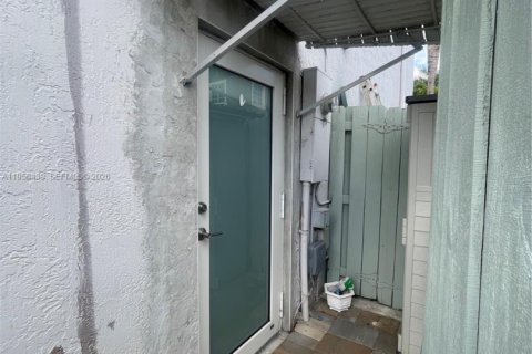 Propiedad comercial en alquiler en Miami, Florida, 1 dormitorio, 33.44 m2 № 2027495 - foto 3