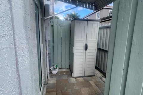 Propiedad comercial en alquiler en Miami, Florida, 1 dormitorio, 33.44 m2 № 2027495 - foto 4