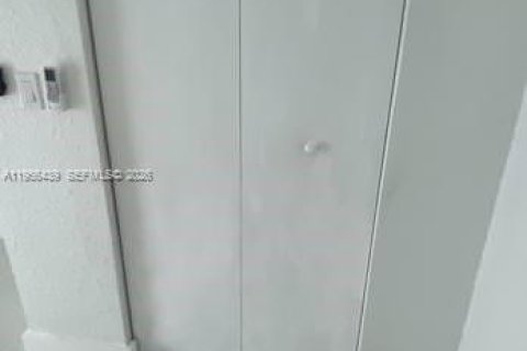 Propiedad comercial en alquiler en Miami, Florida, 1 dormitorio, 33.44 m2 № 2027495 - foto 11