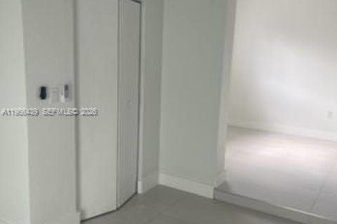 Propiedad comercial en alquiler en Miami, Florida, 1 dormitorio, 33.44 m2 № 2027495 - foto 10