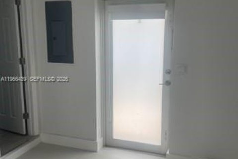 Propiedad comercial en alquiler en Miami, Florida, 1 dormitorio, 33.44 m2 № 2027495 - foto 7
