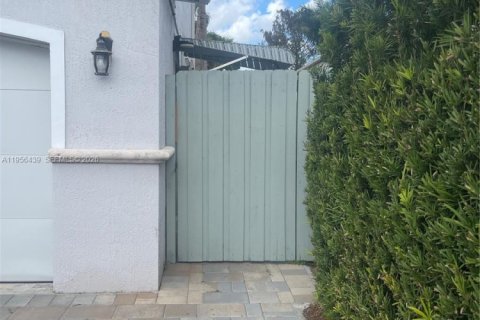 Propiedad comercial en alquiler en Miami, Florida, 1 dormitorio, 33.44 m2 № 2027495 - foto 2