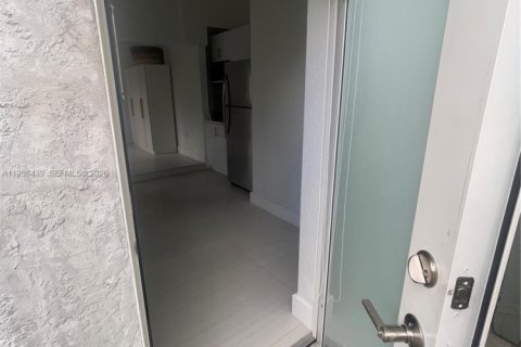 Propiedad comercial en alquiler en Miami, Florida, 1 dormitorio, 33.44 m2 № 2027495 - foto 5