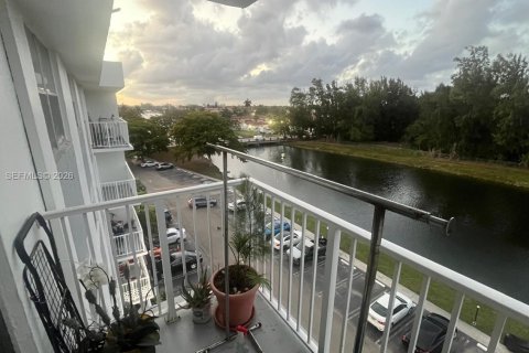 Copropriété à vendre à North Miami Beach, Floride: 2 chambres, 94.02 m2 № 2042102 - photo 14