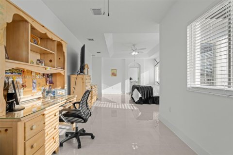 House in Miami, Florida 4 bedrooms, 217.21 sq.m. № 2186284 - photo 21
