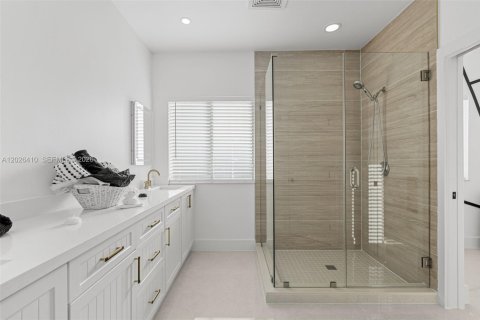 House in Miami, Florida 4 bedrooms, 217.21 sq.m. № 2186284 - photo 23