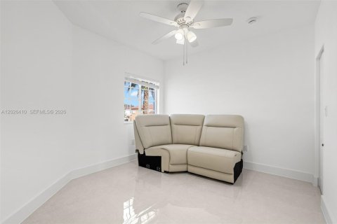 House in Miami, Florida 4 bedrooms, 217.21 sq.m. № 2186284 - photo 29