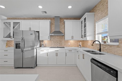 House in Miami, Florida 4 bedrooms, 217.21 sq.m. № 2186284 - photo 15