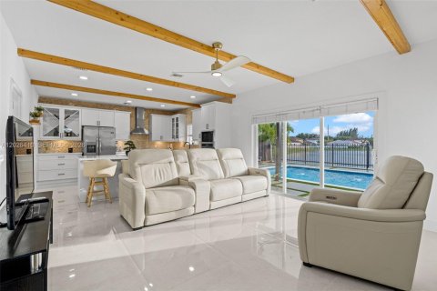 House in Miami, Florida 4 bedrooms, 217.21 sq.m. № 2186284 - photo 10